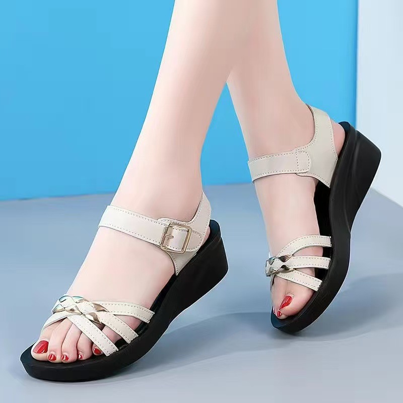 Sandalias de cuero suave antideslizantes 2025 nuevo estilo de verano ropa exterior todo fósforo suela suave casual damas cuñas sandalias de playa de suela gruesa