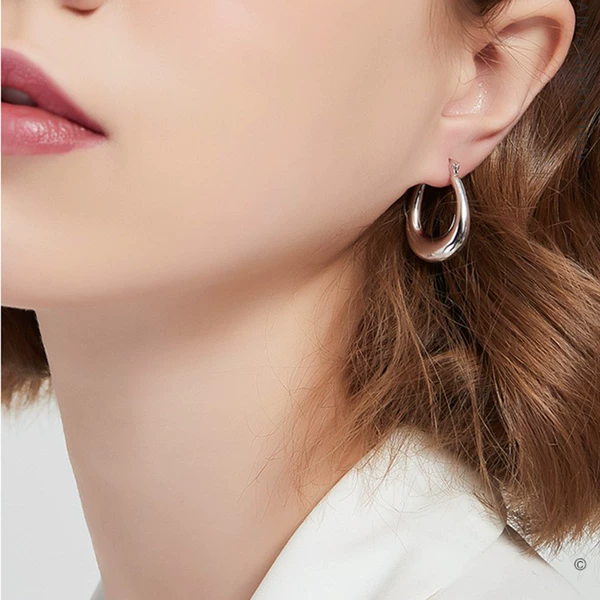 Glossy platinum earrings, simple and elegant design