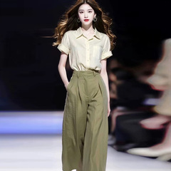 夏服は、リラックスした半袖シャツとワイドパンツの完全なセットと、女性のストリート年齢を減らすファッションスーツとマッチします。