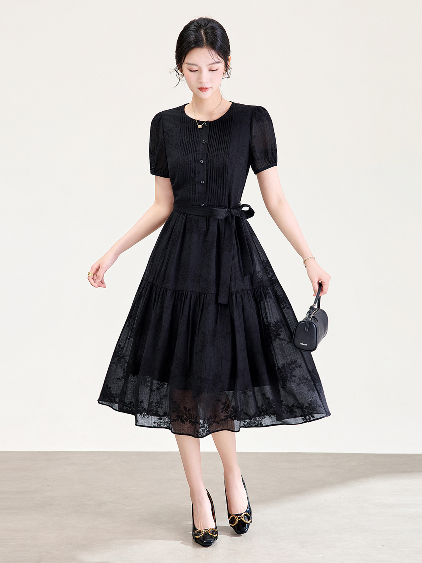 Váy maxi thêu hoa tay ngắn chất liệu tencel mềm mại — màu đen