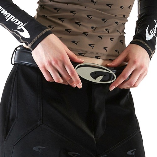 Black sandblasted alloy buckle decorative belt with LOGO letters, fashionable design to match various clothing