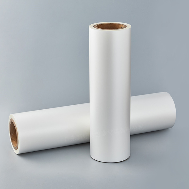 Película mate de bopp Película de embalaje de plástico impresa de grado alimenticio no transparente Película de extinción de corona opp de doble cara de una cara