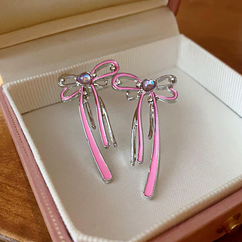 Pendientes de perlas de tendencia de moda de aguja de plata Pendientes pequeños y exquisitos de todo fósforo Pendientes de alta gama de lujo ligero al por mayor mujeres