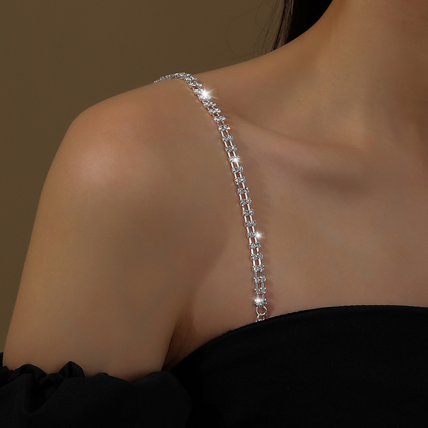 두 번째 줄의 희귀한 다이아몬드 실버