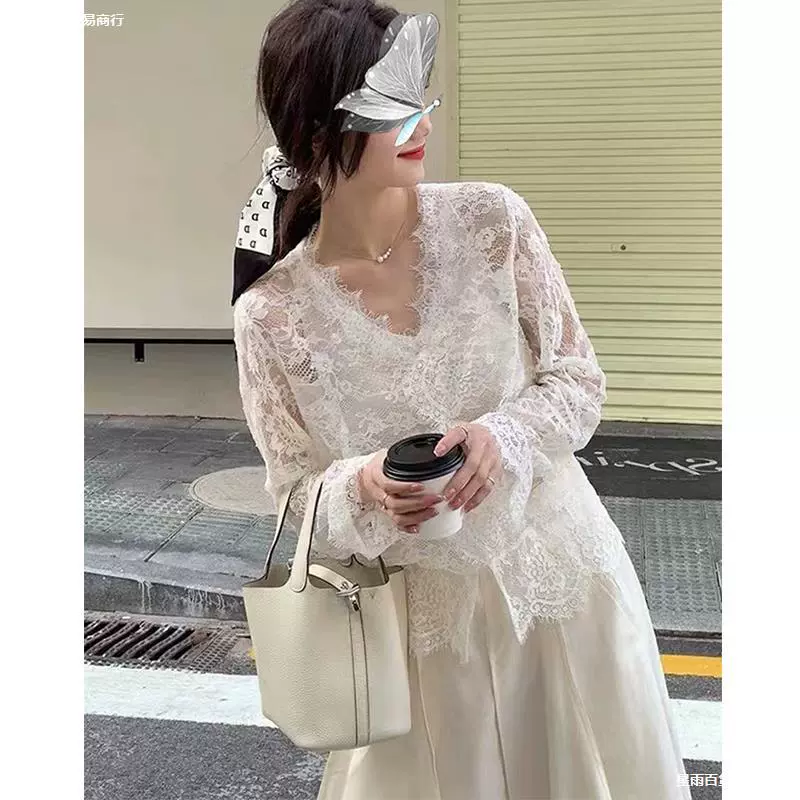 Французская кружевная нижняя рубашка для женщин на весну и осень, новый стильный костюм с рубашкой, стильный сетчатый топ с v-образным вырезом и рукавами-колокольчиками