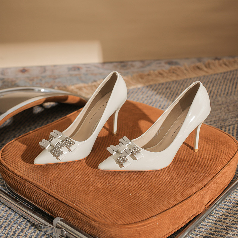 Escarpins hauts talons pointus avec nœud et rivets élégants_voghion.com
