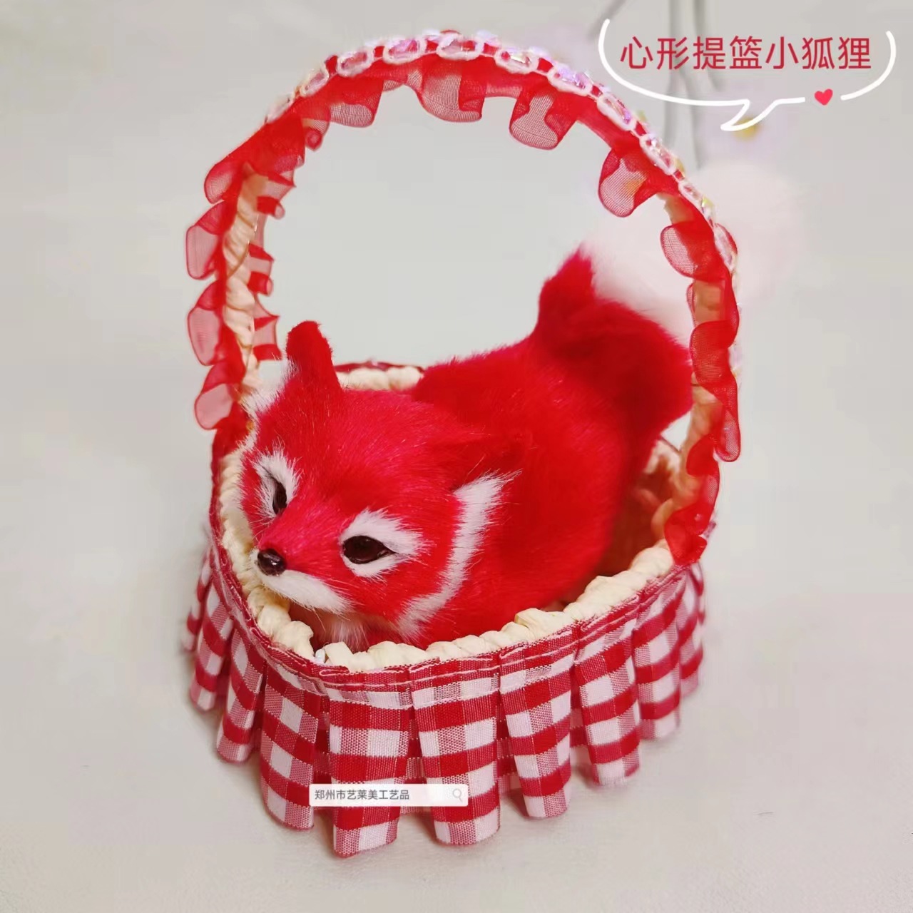 붉은 격자 무늬 바구니 여우