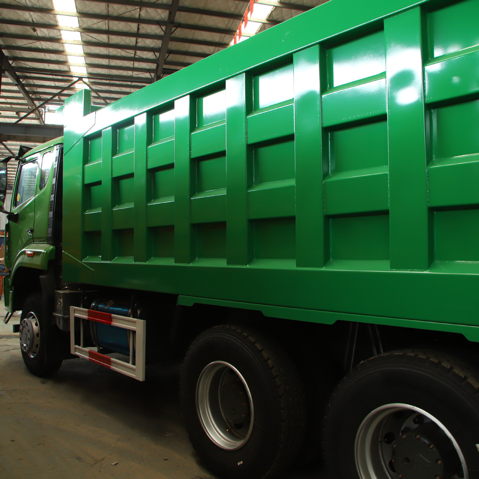 Sinotruk HOWO 380 horsepower dump truck is supplied to Africa, 10-wheel dump truck, front four-wheel rear eight-wheel