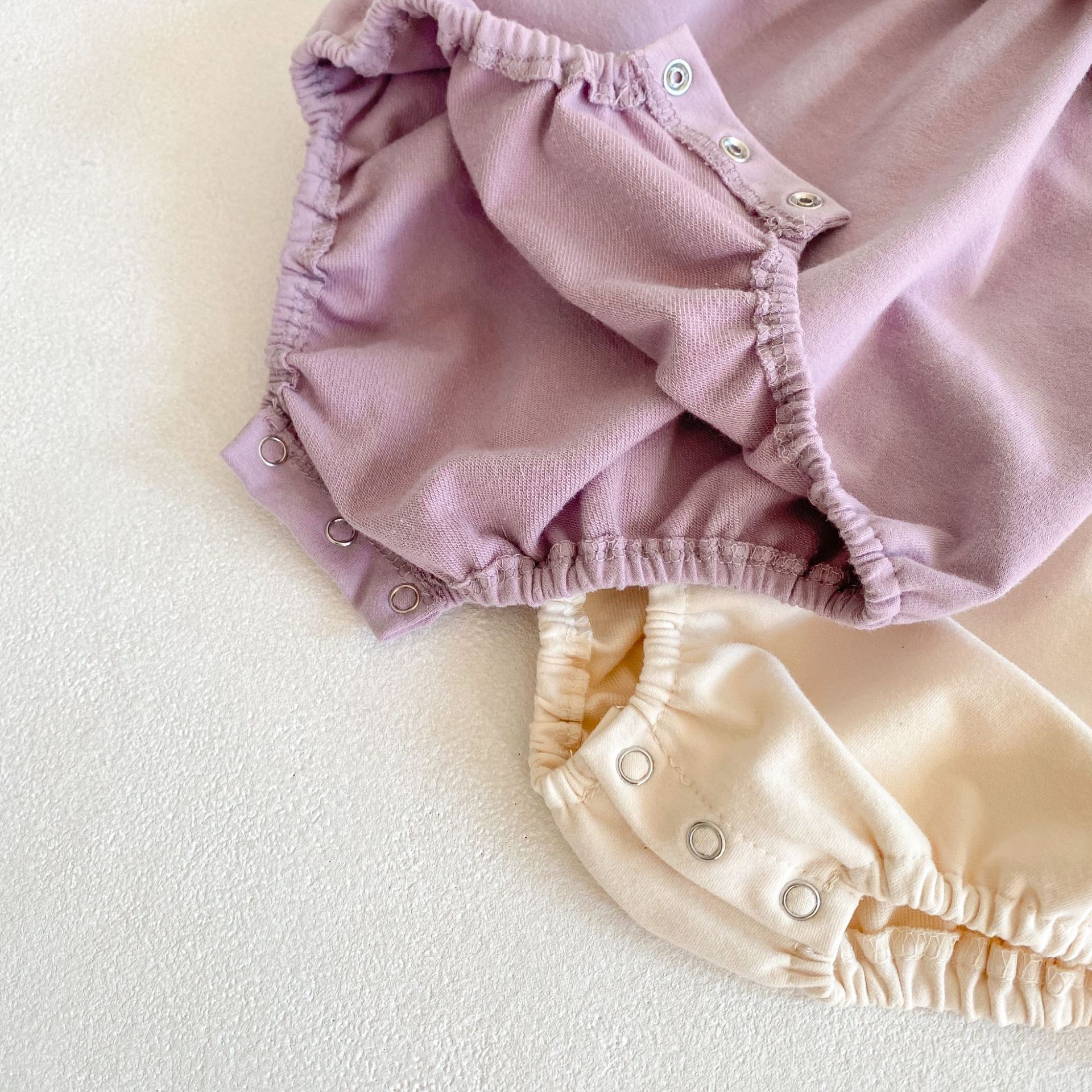 Tuta a maniche lunghe con bordo in pizzo e foglia di loto per bambina primavera 2024 Ha Yi Triangle Crawler Dress Viene fornito con_voghion.com