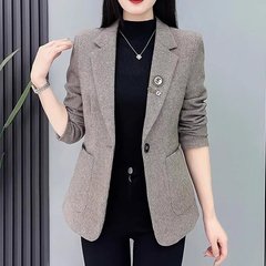 お母さんの春の服の新型の格子のスーツのコートの中年の女性の薄いタイプの小さいスーツの中高年の春秋の上着はやせています。