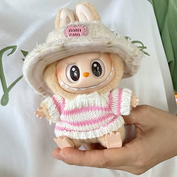 Белая тёплая шапка с сердечком, розово-белый полосатый свитер