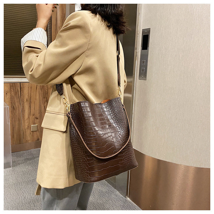 Fashionable Stylish One Shoulder Bag New Fashionable Temperament Underarm Bag Casual All-Matching Wide Shoulder Strap Bucket Bag display picture 14