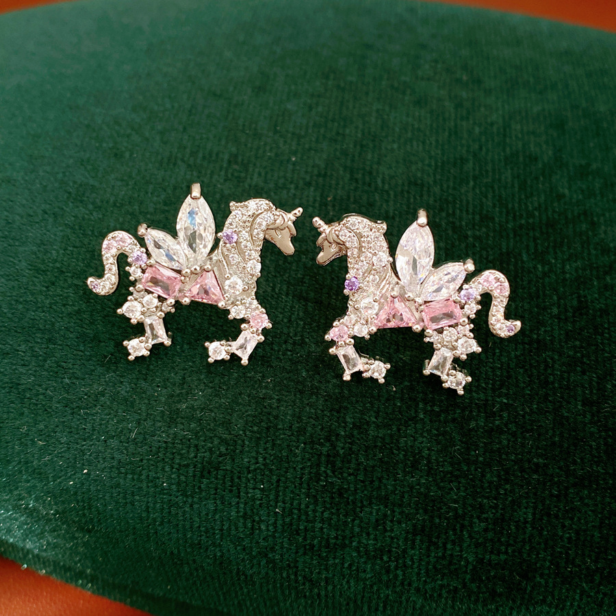 Collar de pony de piedra rosa ligero de lujo nicho cadena de clavícula de alta calidad exquisita conjunto de joyería al por mayor