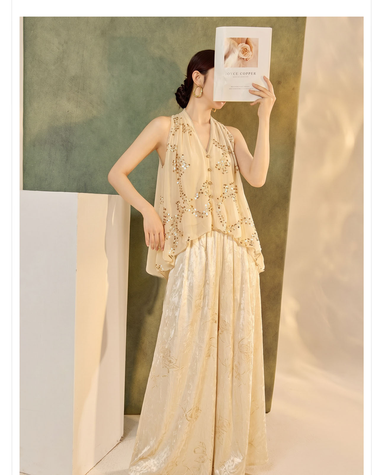 Áo cổ yếm V cổ chiffon thêu sequin không tay form rộng — Sữa hạnh nhân chi tiết 10