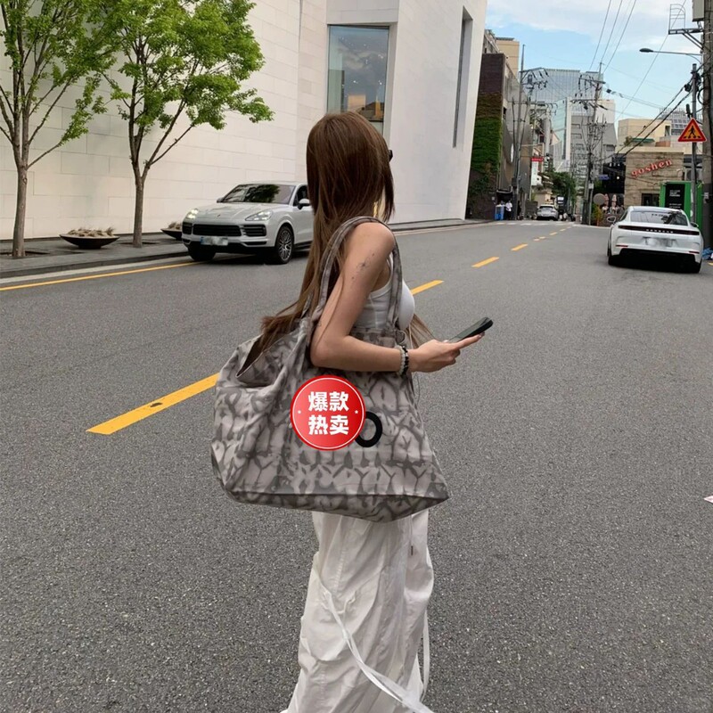 In-stock AL new single-shoulder canvas bag, versatile and fashionable for commuting, yoga bag, large-capacity shopping bag, sports and fitness bag In-stock AL new single-shoulder canvas bag, versatile and fashionable for commuting, yoga bag, large-capacity shopping bag, sports and fitness bag