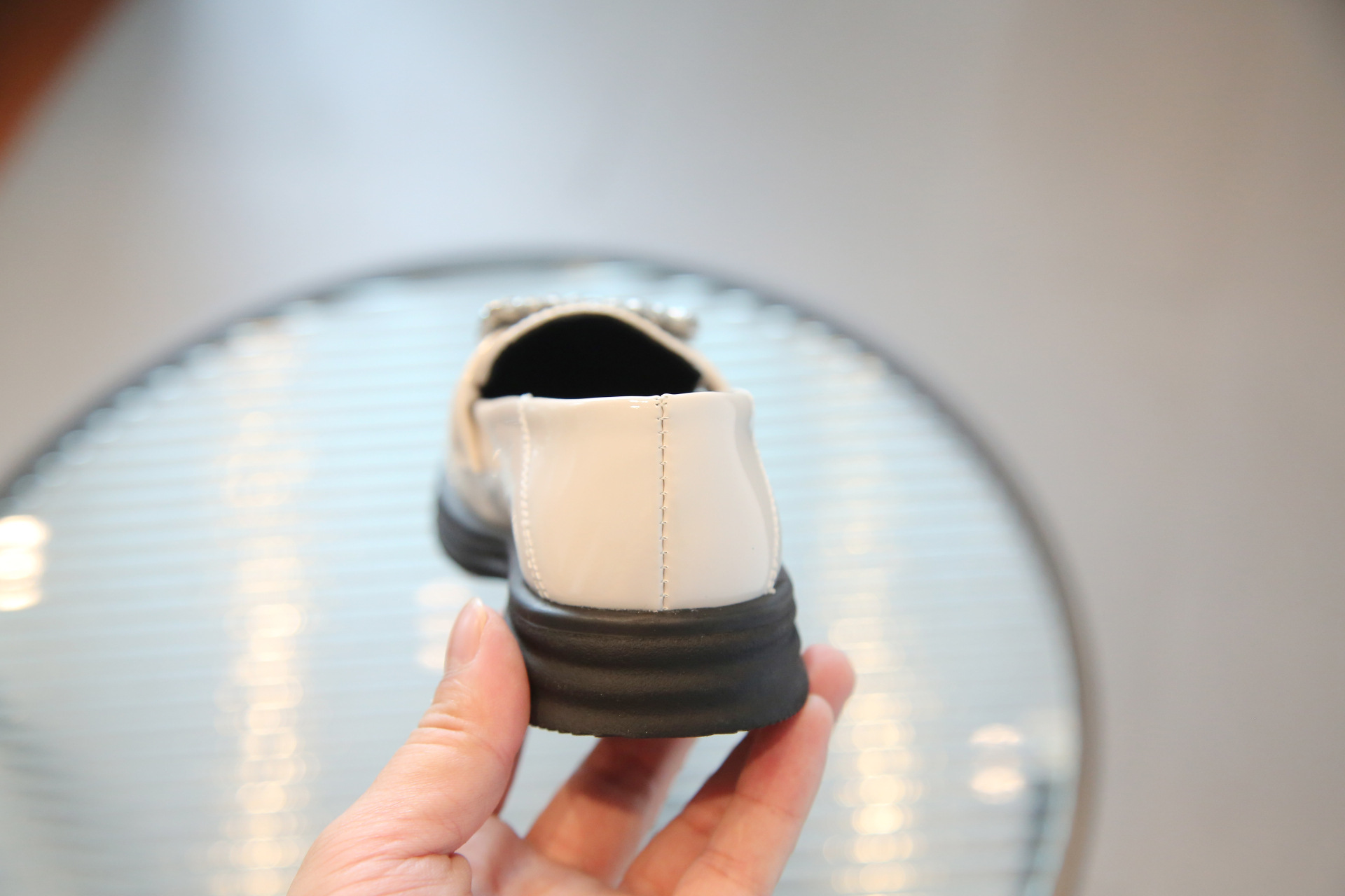 Versione coreana di mocassini con grandi diamanti e fibbia quadrata, scarpe di pelle nera, scarpa singola da ragazza,_voghion.com