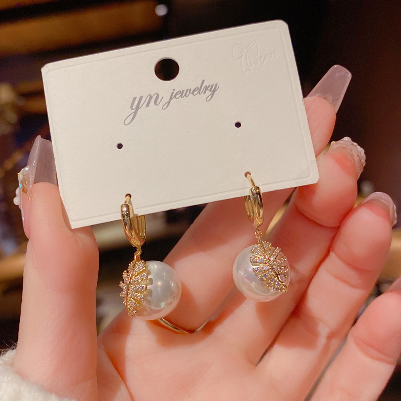 Dongdaemun micro con incrustaciones de ZIRCON hoja de perlas pendientes femeninos de Corea del Sur pendientes elegantes de la alta sociedad pendientes elegantes del todo-fósforo femenino