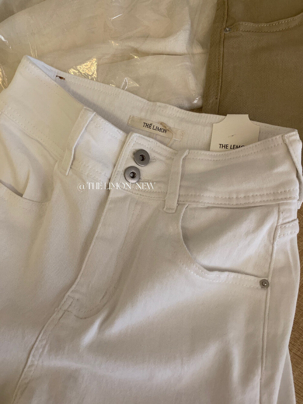 Quần short jean nữ lưng cao thiết kế hai khuy, dáng ôm gọn, phối màu cơ bản — màu đen, trắng ngà, màu kaki chi tiết 27