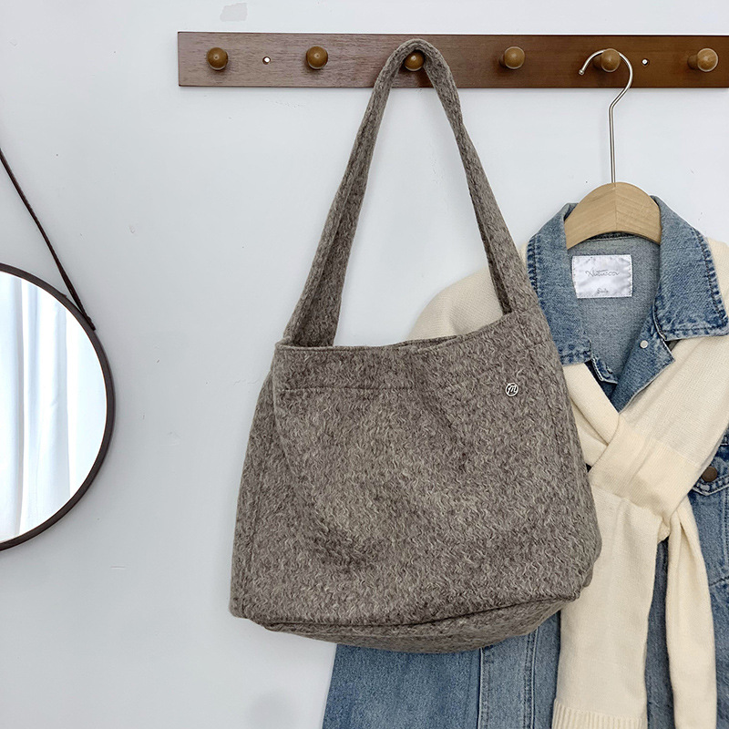 Bolso de hombro para niñas, sentido de alta gama, nicho, gran capacidad, otoño e invierno, bolso de franela de color sólido, bolso de mensajero ins al por mayor