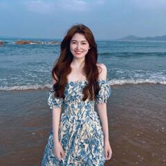 夏の海辺で休暇を過ごす肩の花が胸のワンピースの小さい子のサスペンダーのスカートは三亜風のビーチのスカートに乗ります。