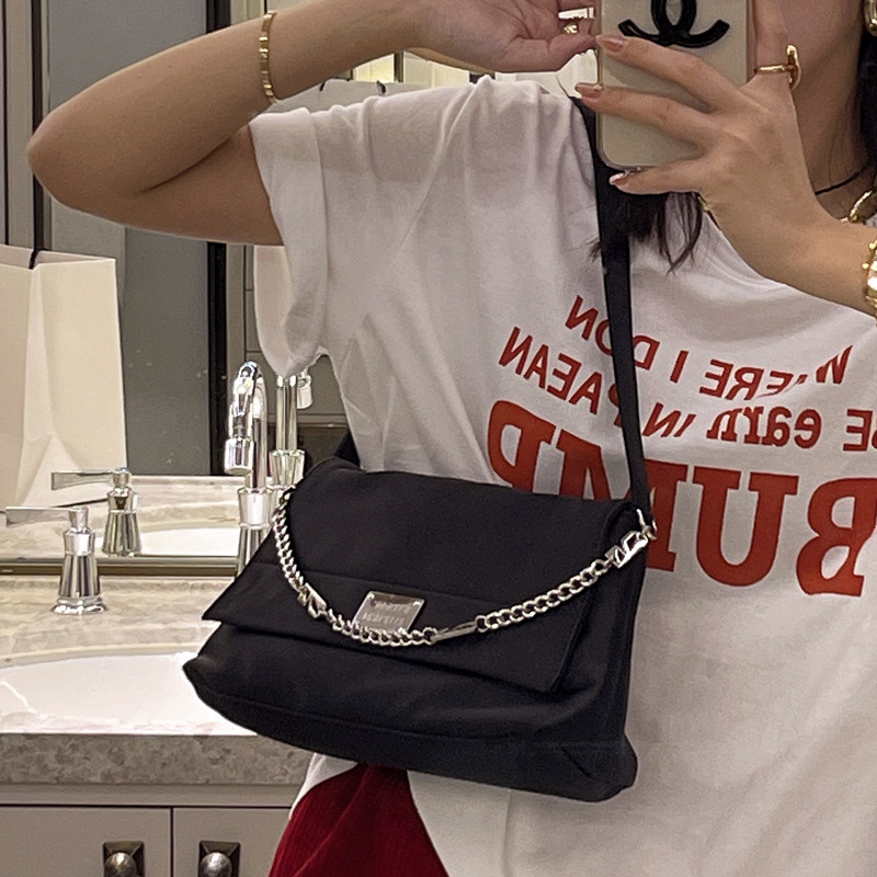 Small design chain vagrant for female 2024 new large capacity single shoulder commuter Messenger bag_voghion.com