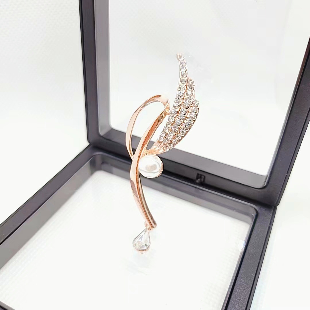 New Exquisite Leaf Brooch for Women, Niche High-End Pearl Corsage, Personalized Anti-Exposure Buckle Pin Suit Accessories