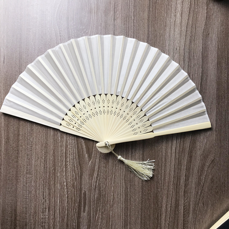 En stock paño llano transfronterizo plegable ventilador de hierro de uñas y borla llanura de la boda plegable ventilador de tela de color caramelo ventilador 15 colores opcionales