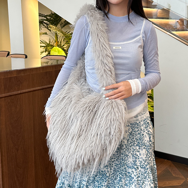 Women's 2024 autumn/winter new tassel heart-shaped fur plush spicy punk style large capacity shoulder bag_voghion.com