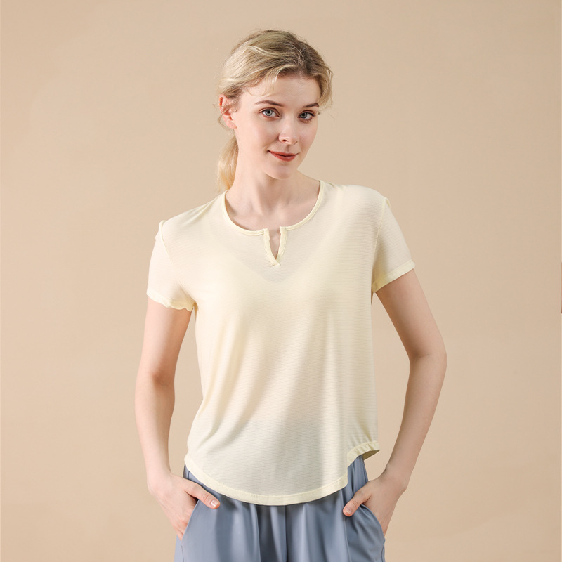 ヨガ服の女性のランニングの上着はゆったりしていて、視覚はやせています。|undefined