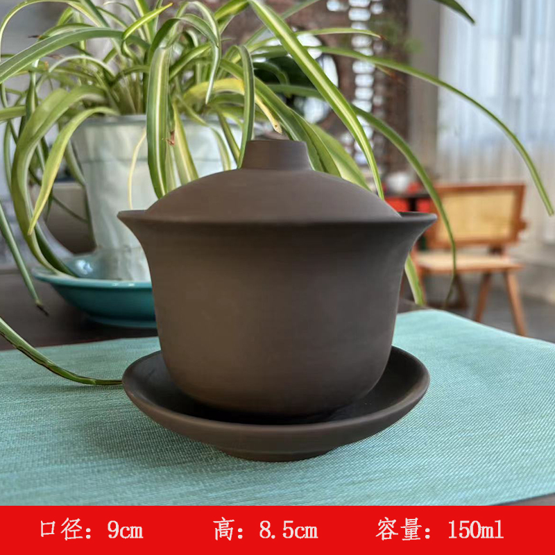 검은 보라색 모래 덮은 그릇