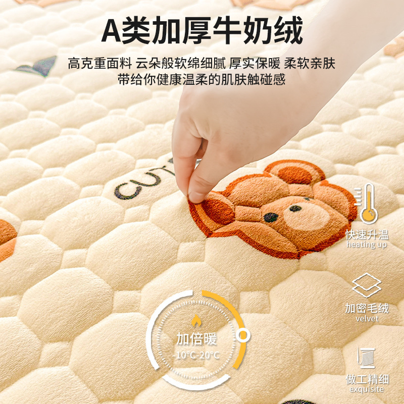 牛乳の絨毯のクッションは家庭用の絨毯で敷かれています。|undefined