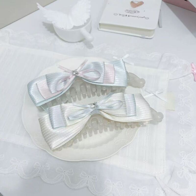 【Clear Ice Double Butterfly】New light blue and white satin color-blocked rhinestone bow banana clip, fresh and simple with an elegant touch