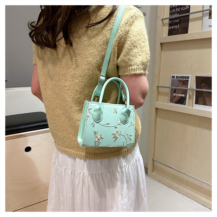 Women's Small Pu Leather Flower Streetwear Zipper Shoulder Bag display picture 19