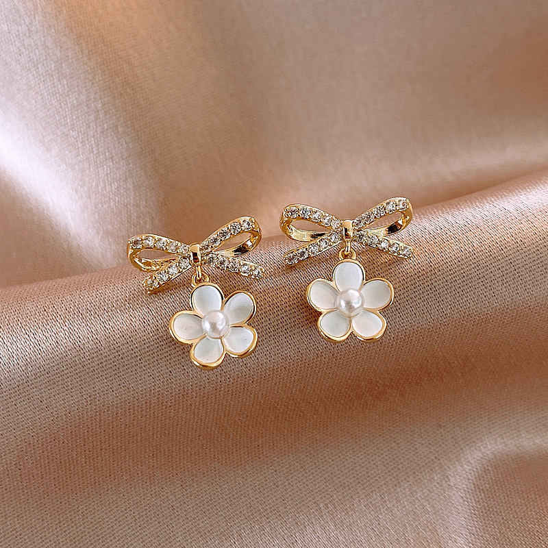 Pendientes de flores con lazo de diamantes de aguja de plata Pendientes de perlas de temperamento elegante y dulce de moda Pendientes de diseño de nicho