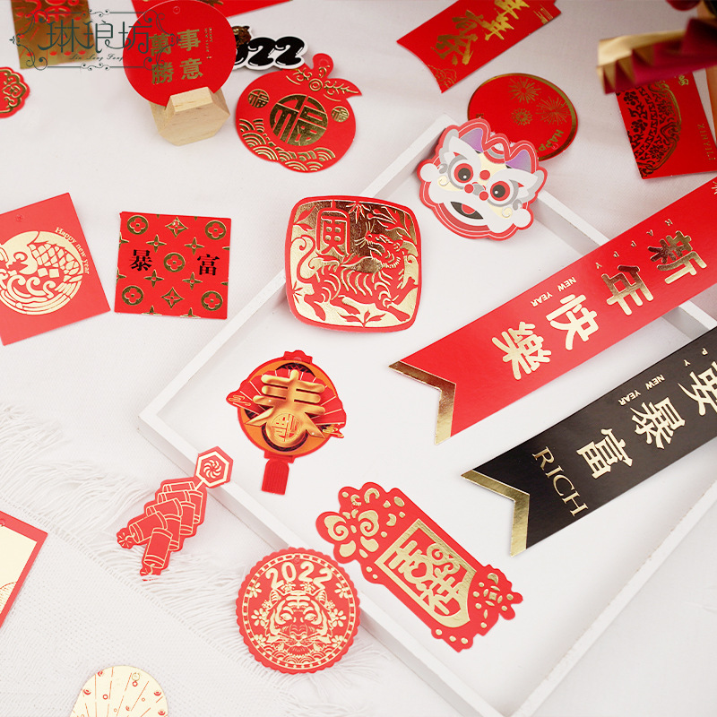 2024 Año Nuevo festivo año de dibujos animados moda bronceado etiqueta Festival de Primavera Vestido de Víspera de Año Nuevo tarjeta flor cubo flor Decoración