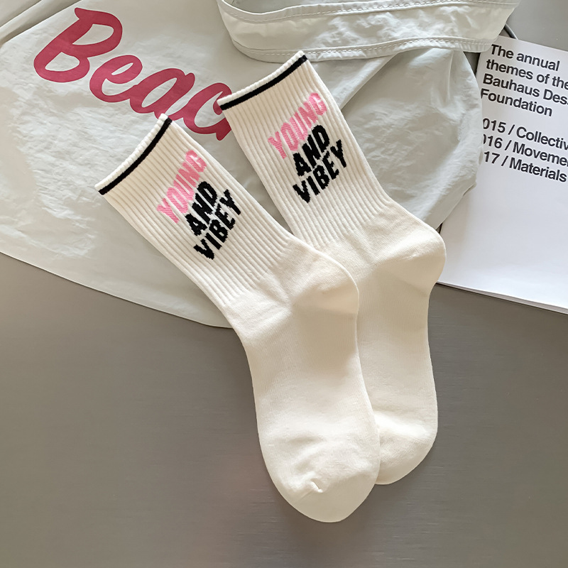 Calcetines sin hueso para mujeres de verano calcetines de moda coreana letras transpirables succión de sudor calcetines de estilo universitario al por mayor