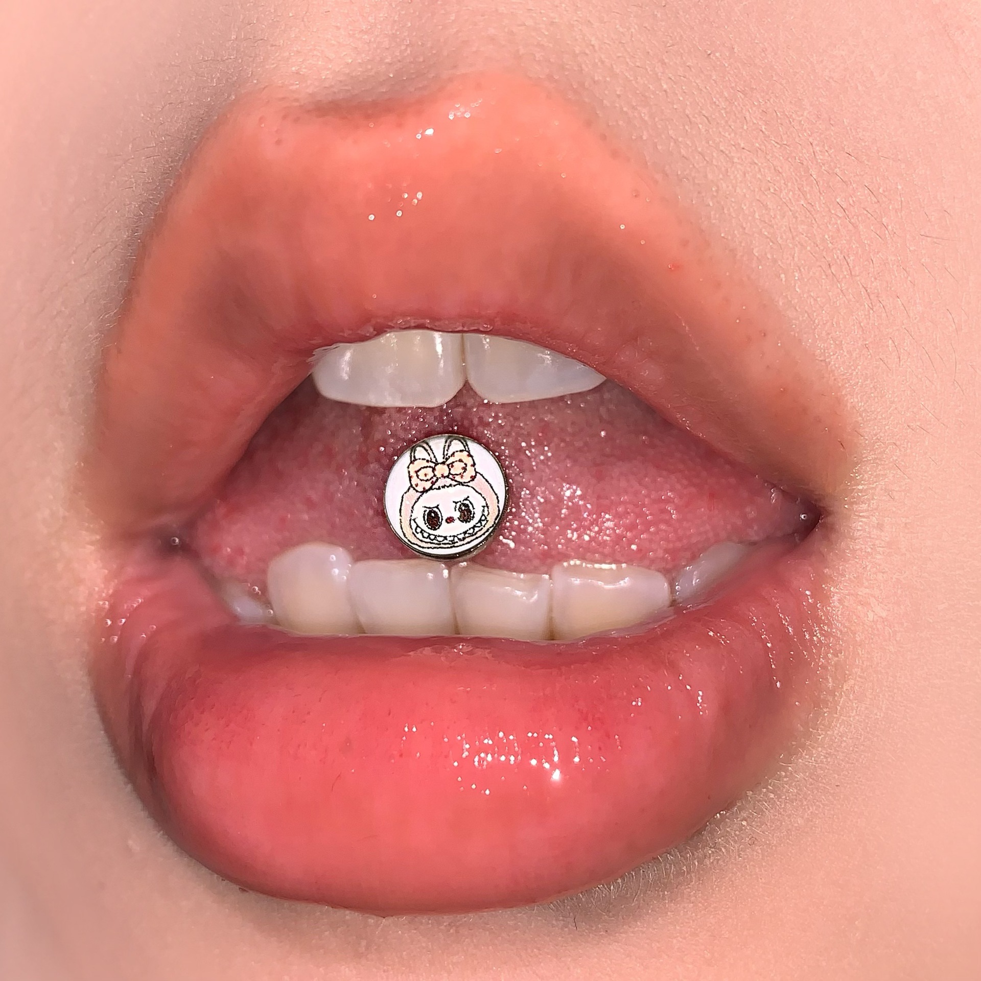 16G labret stud size and finish detail