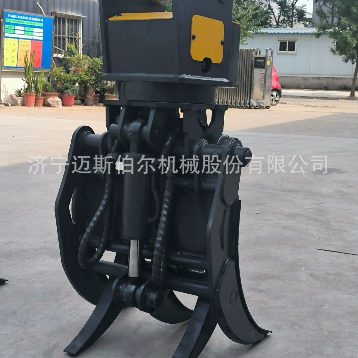 Маленький микроэкскаватор имеет вращающийся гидравлический захват дерева на 360 градусов