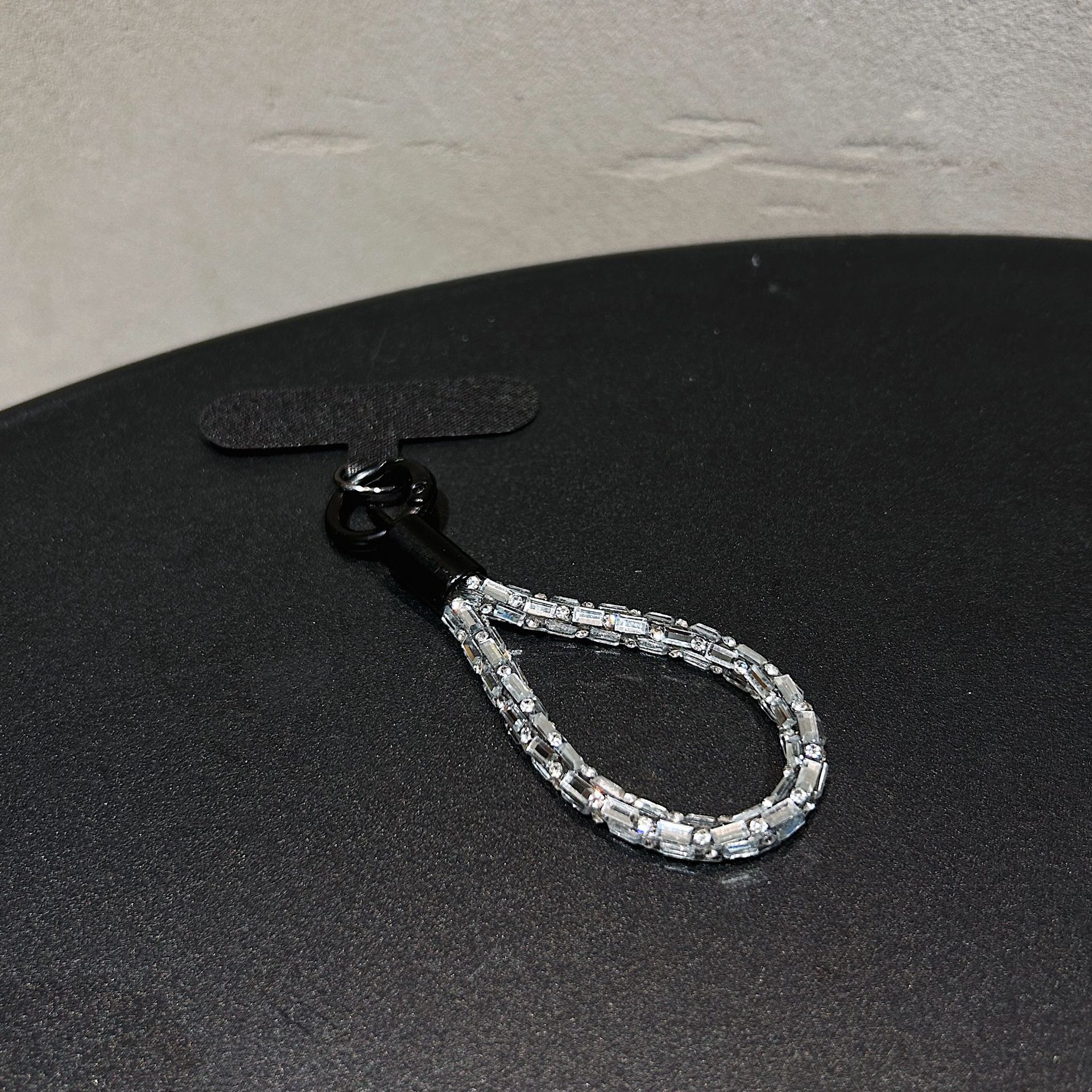 Colgante de diamante de alta sensación colorido perlas de diamante flash clip de teléfono móvil hebilla de metal resistente a la caída colgante de cadena corta resistente a la pérdida de cuello