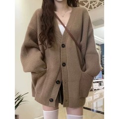 新商品の2024の怠惰な風の襟の単列はセーターのカーディガンの女性の上着の春秋の金の韓国版のゆったりしているニットの上着を掛けます。