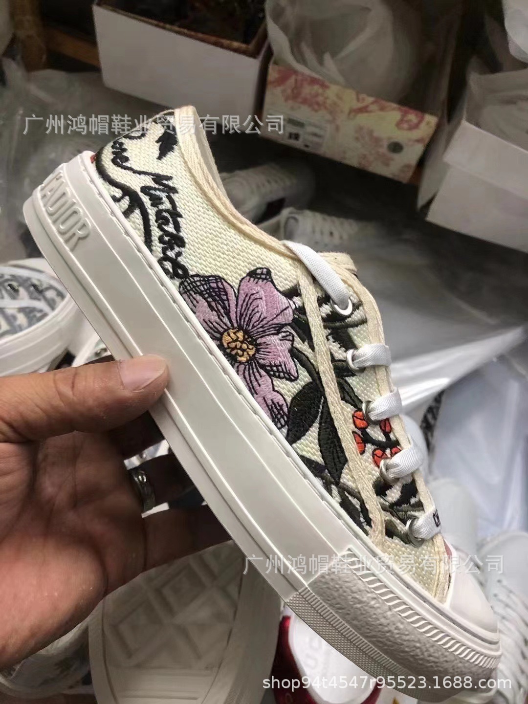 2024 Estación europea Primavera Nuevo estilo Bordado Alfabeto D Hogar Mujer Trendy ins Todo fósforo nicho Otoño Zapatos de lona plana Fondo plano