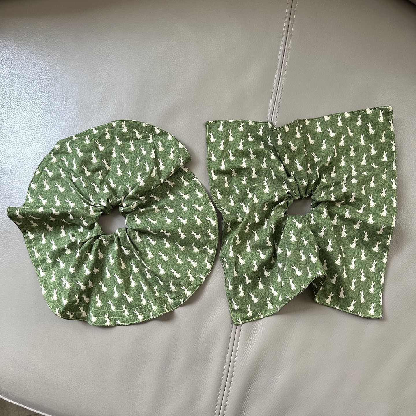 Green elegant scarf, square cute windmill toy, high-quality style