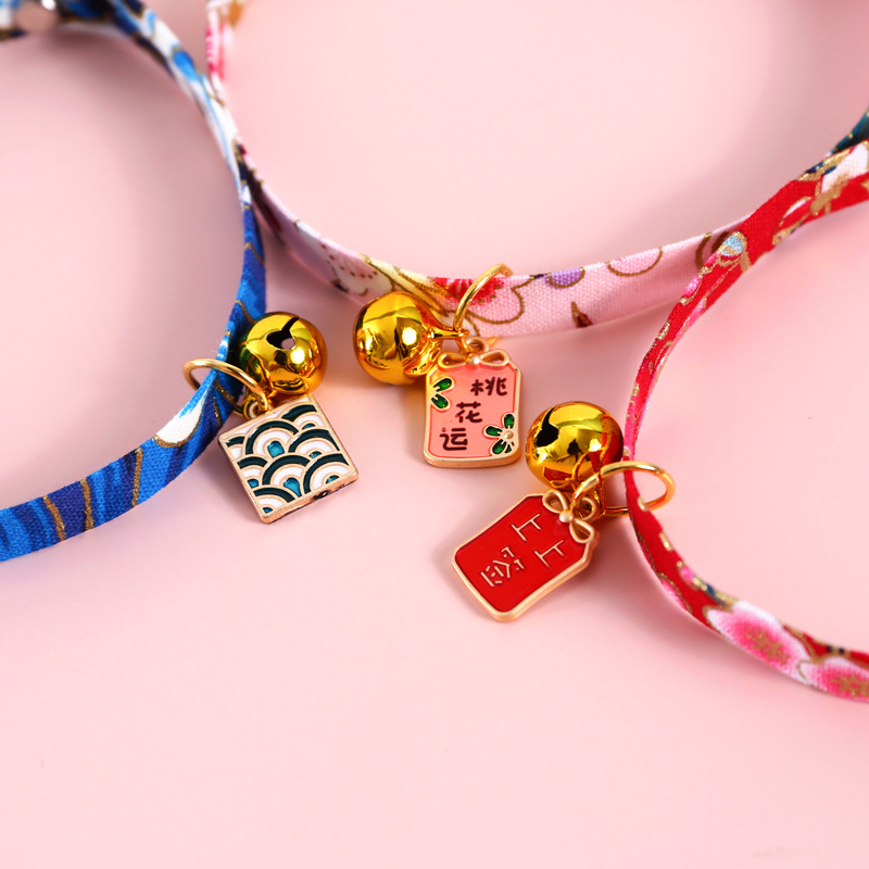 Mascotas de estilo chino estampado ajustable antiasfixia collar gatos perros Año Nuevo de la firma de flores de melocotón collar