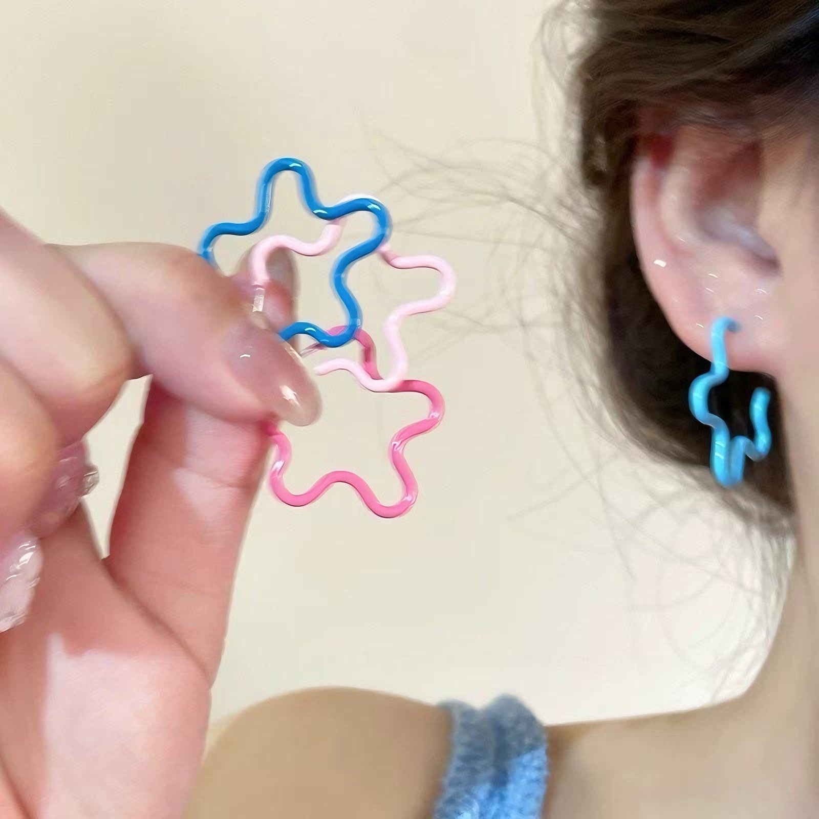 Pendientes de flores azules lindos Pendientes de diseño de playa de verano femenino Pendientes exquisitos de nicho de sentido avanzado de dopamina