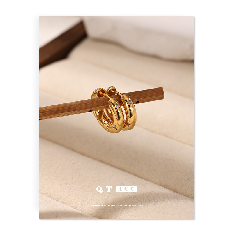 Europa y América estilo de moda exquisito pendientes de estrellas de moda incrustados con zircon personalidad simple y versátil otoño y invierno dulce y fresco pernos de orejas