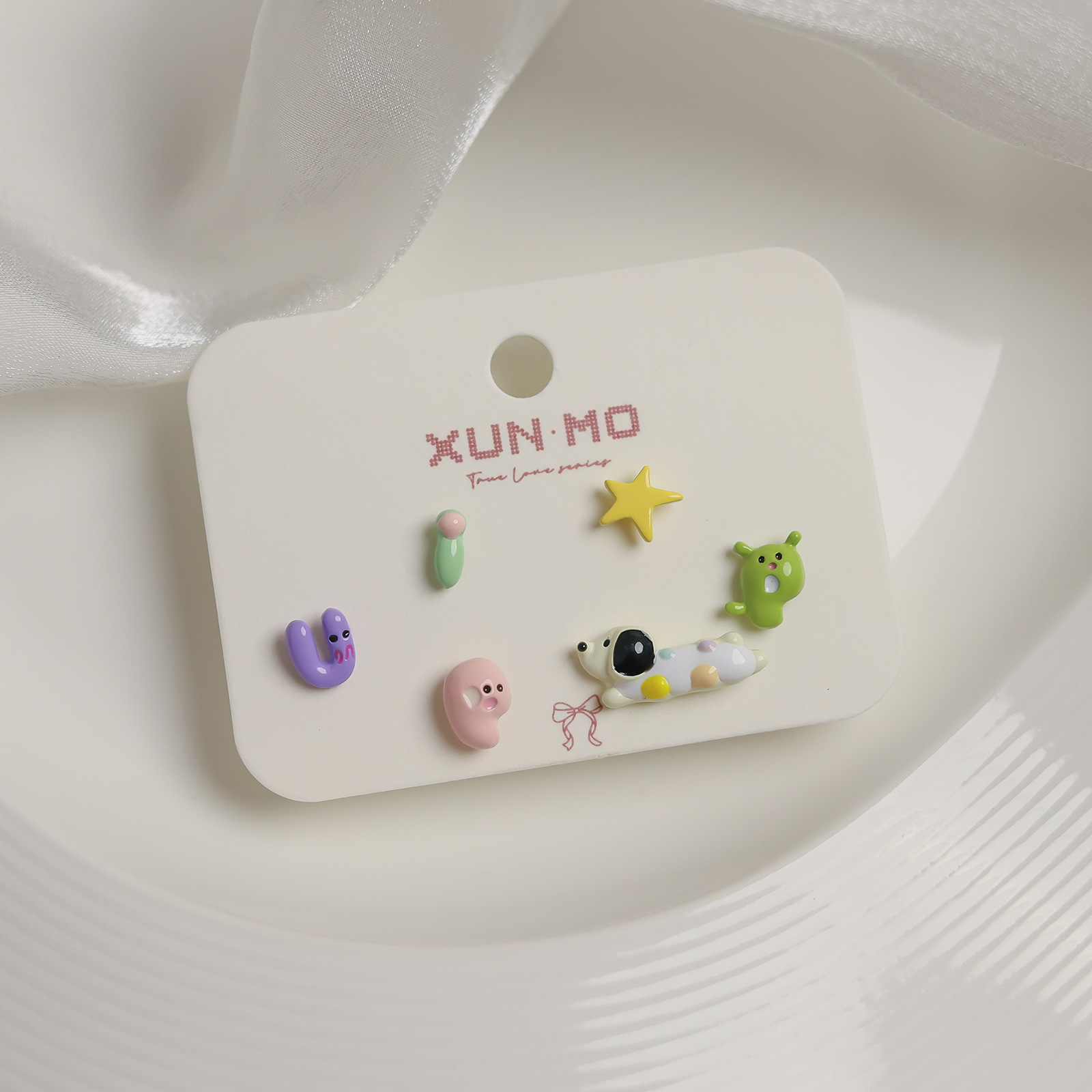 Juego de pendientes de aguja plateados, sencillos y compactos para mujer, pendientes geométricos en forma de corazón, bonitos, dulces y versátiles, venta al por mayor para puestos de mercado