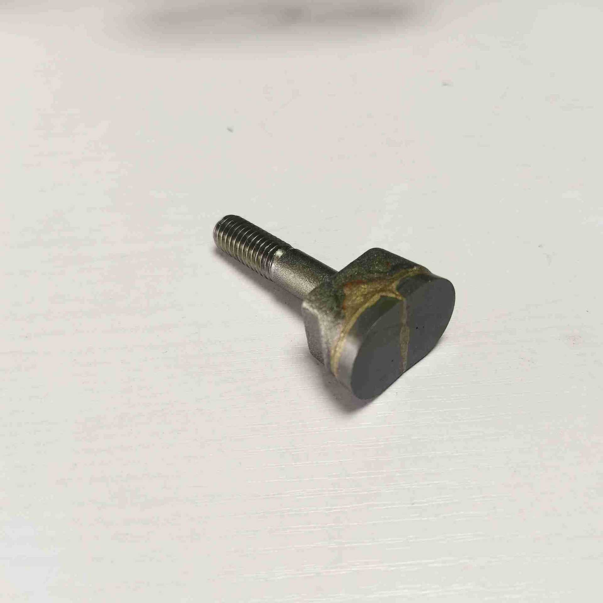 树桩齿树根粉碎机配件合金焊接粉碎刀片研磨锤头树根粉碎刀头