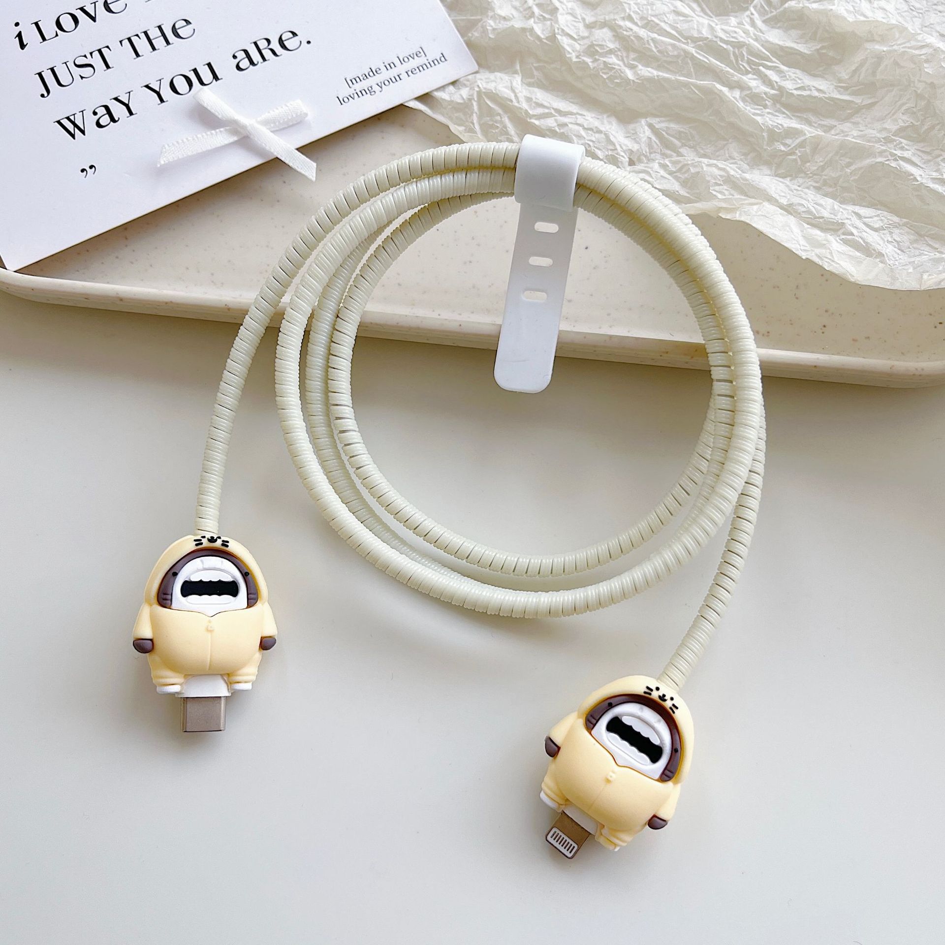 Amazon cartoon cable de datos cubierta adecuada para Apple Android cable de datos de carga rápida cuatro piezas en stock al por mayor