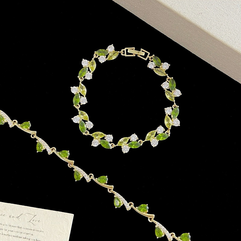 Sparkling Luxury High-End Olive Green Leaf Rhinestone Bracelet for Women, Exquisite and Elegant, Unique Leaf-Shaped Jewelry