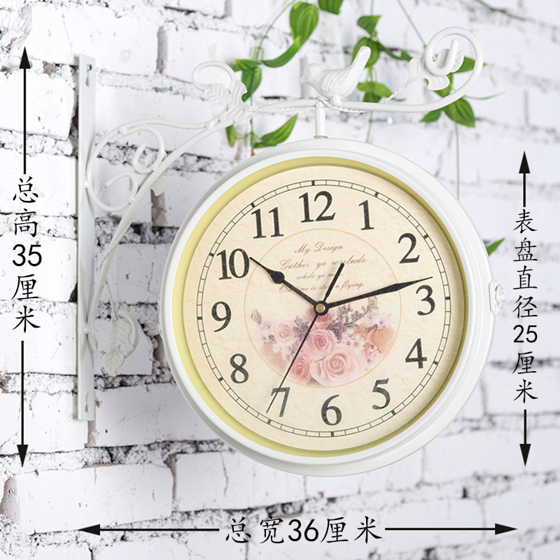 Nórdico creativo Reloj de pared hogar simple moderno reloj adornos de hierro Reloj de pared Retro reloj decorativo Reloj de pared de doble cara